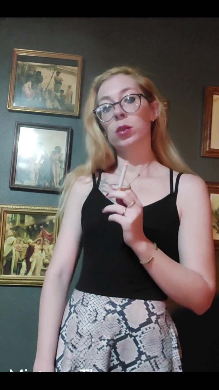 MistressThrope: พร้อมที่จะสูบบุหรี่สุดฮอตที่คุณชื่นชอบแล้วหรือยัง?