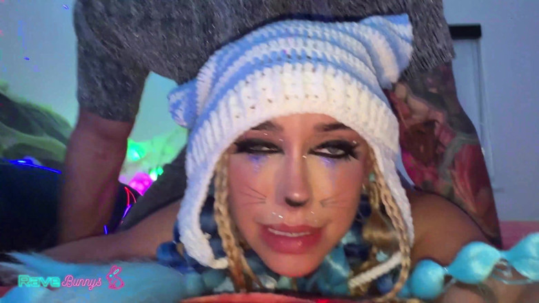 Rave Bunnys: Хтива зайчик Хлоя Капрі отримує сперму на обличчя!