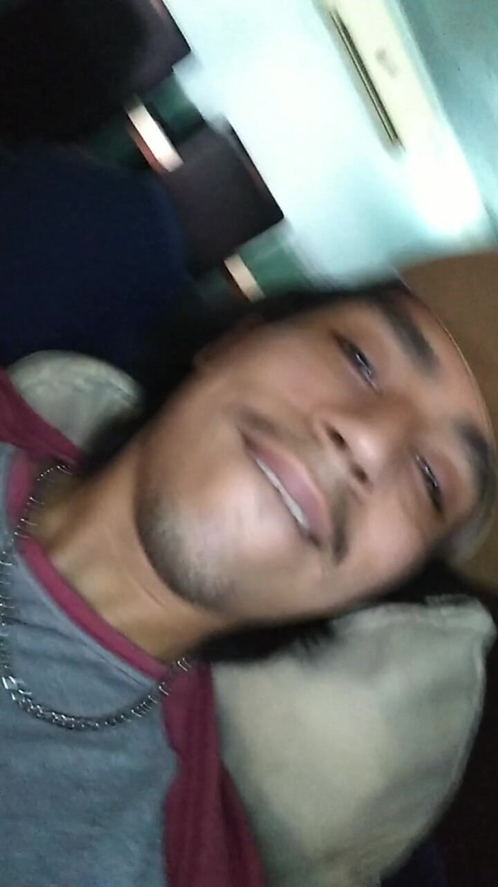 AlexAlejandro13: Mmmm Cum Mă Încălzesc Pe Canapea