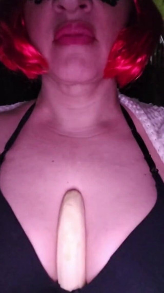 My sexy MILFS: Sepupu berdada saya dengan pisang