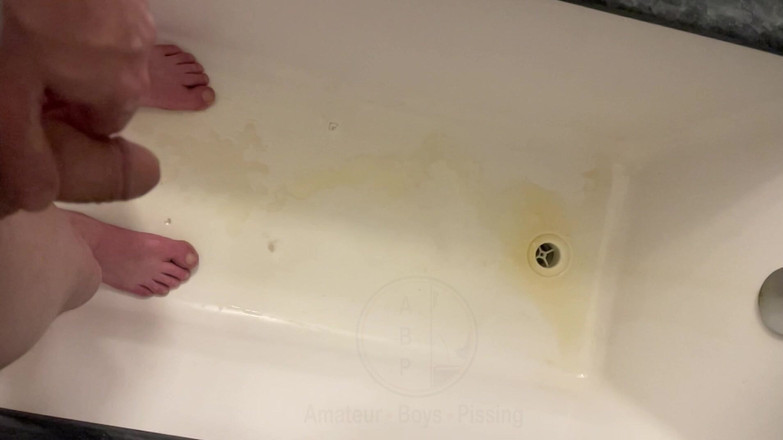 AmateurBoysPissing: Любительское Видео, На Котором Мальчик Мочится, Крупный План И Качественная Замедленная Съемка Вытекающей Из Уретры Мочи.