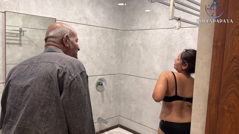 Rolexpapaya: Der Diener sah die Herrin duschen, dann rief die Herrin...