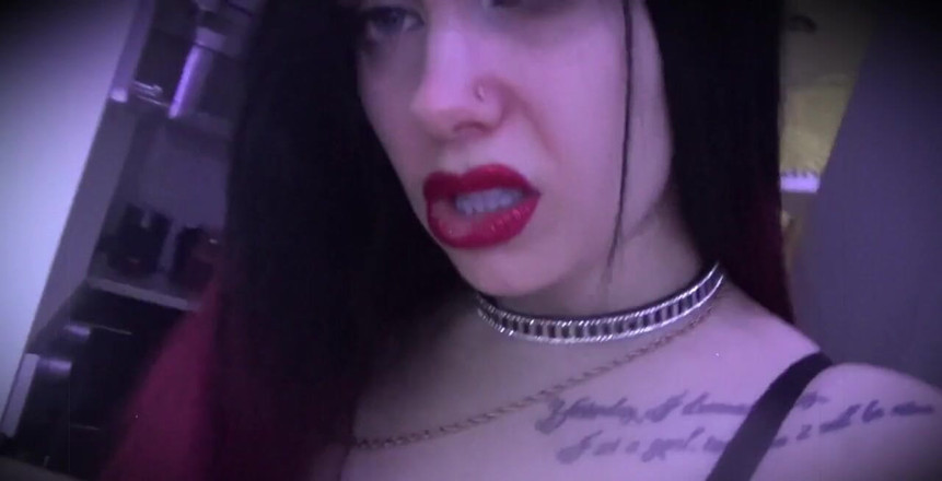 Goddess Misha Goldy: Aku datang padamu malam-malam, dan aku kemari untuk menggodamu!