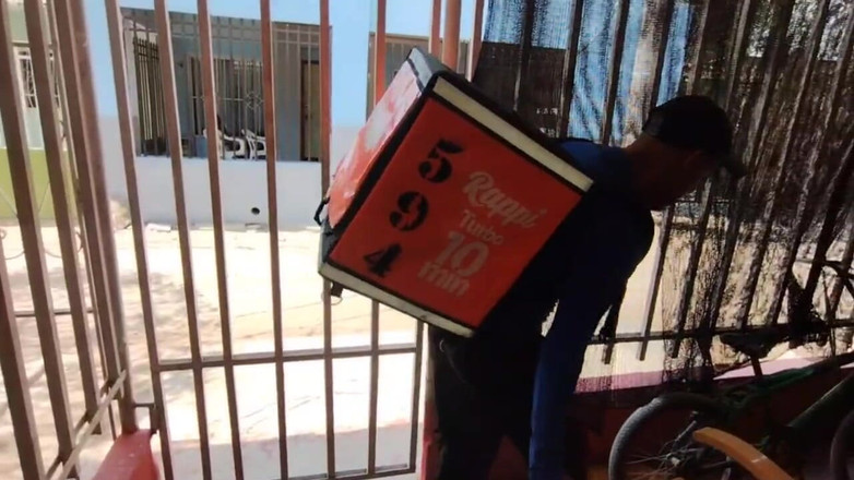 Adribella69: Teslimat yapan adam tombul büyük bir götü sikiyor ve kadın...