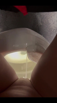 Encore un pipi dans une salle de cinéma ! Exclusion de responsabilité Cette vidéo a été filmée sur une propriété privée avec le consentement approprié pour filmer