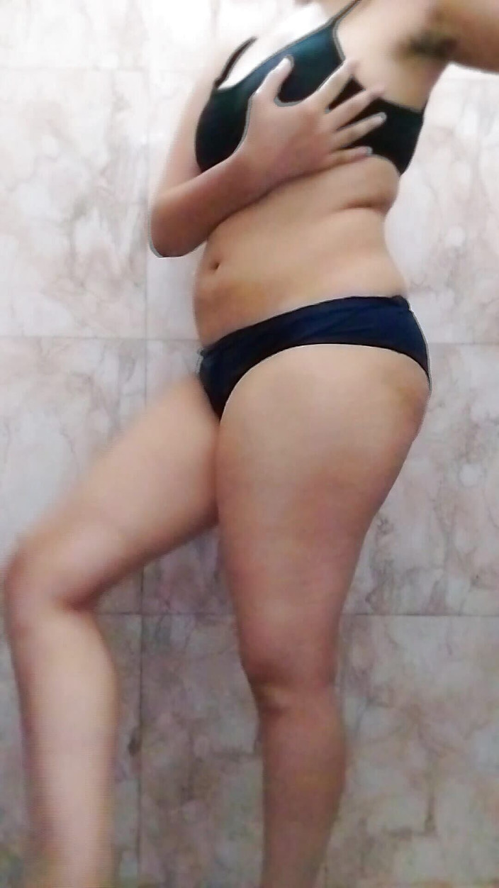 Riyathakur: Pertunjukan tubuh gadis desa india 16