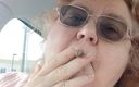 BBW nurse Vicki adventures with friends: Grandota fumando en suéter rosa en su auto hablando con...