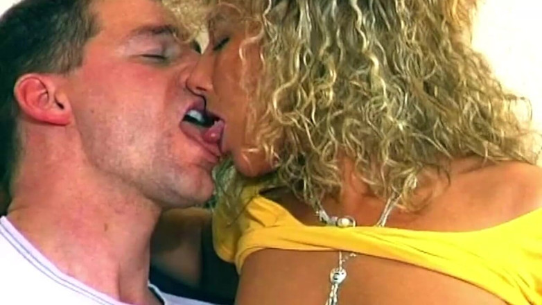 The hobby fuckers: Awek blonde matang deepthroat zakar meleleh sebelum dikongkek keras