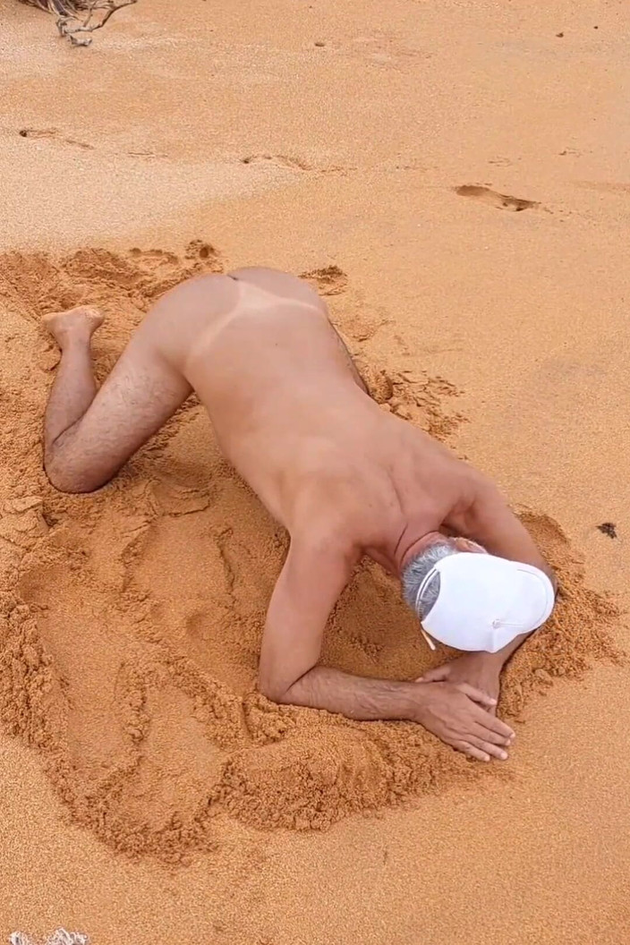 Ladysilvas: Ladysilva nuda in spiaggia mostra il suo culo abbronzato con...