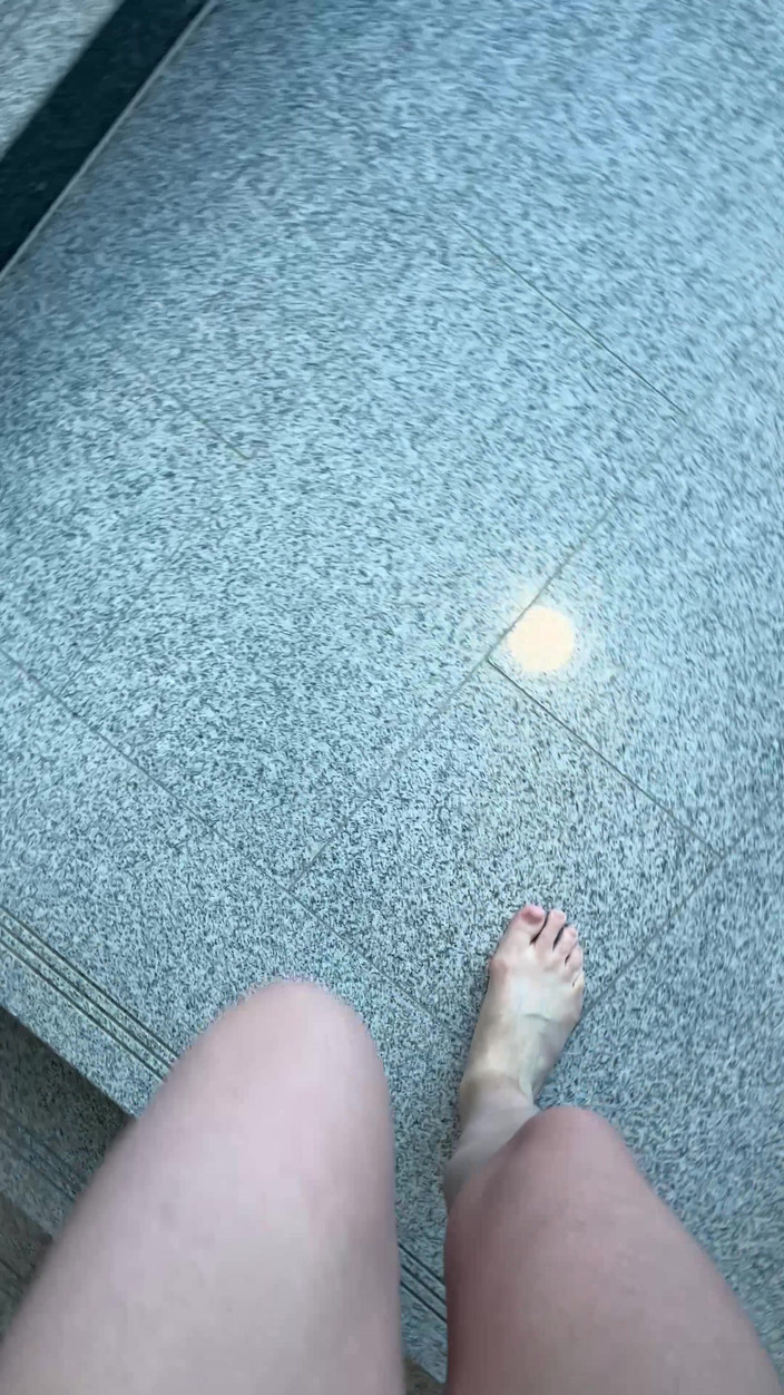 Feet: 到处赤脚走路