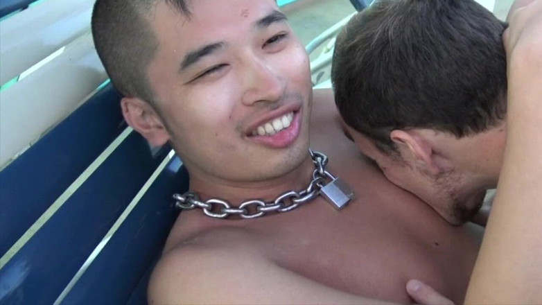 Hot guys from France: Tânăra asiatică face sex pe o barcă