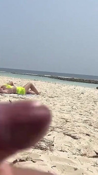 거유 밀프와 의붓딸을 따먹고 일광욕을 하는 동안 얼굴에 사정하는 변태