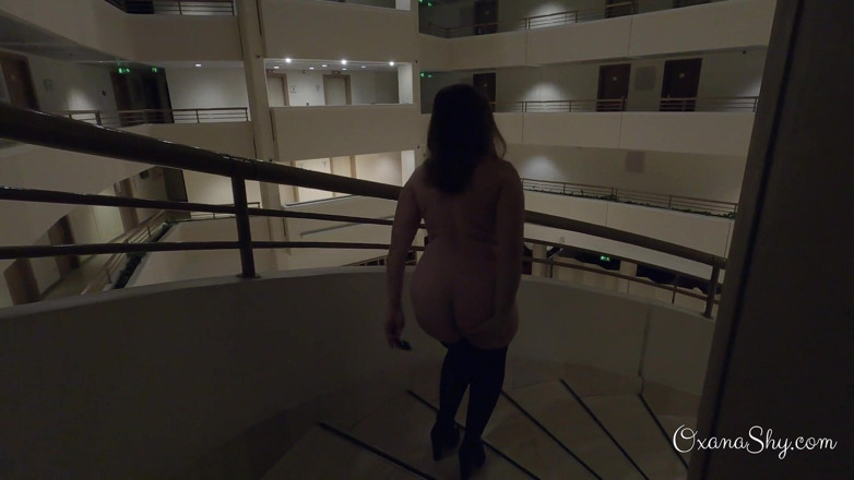 MILF Oxana: Caught naked in a hotel hallway