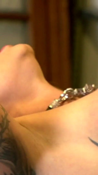 La bionda tatuata fa piscio e viene scopata