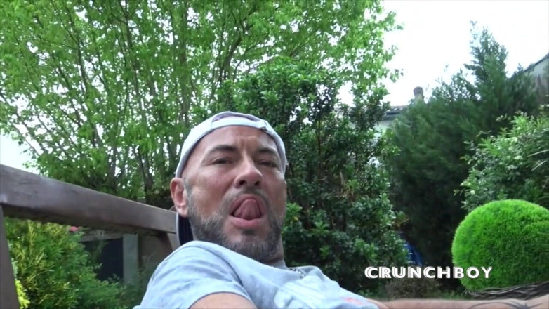 Slut twink used bareback by XXL cock: Ébano cadela gêmea prenhada no jardim por XXL pau do...