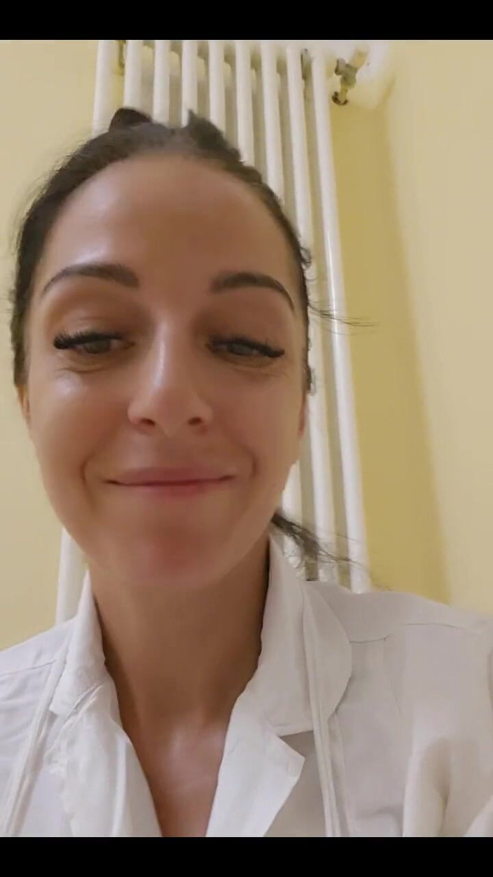 Only Maya: Spójrz na mnie w łazience