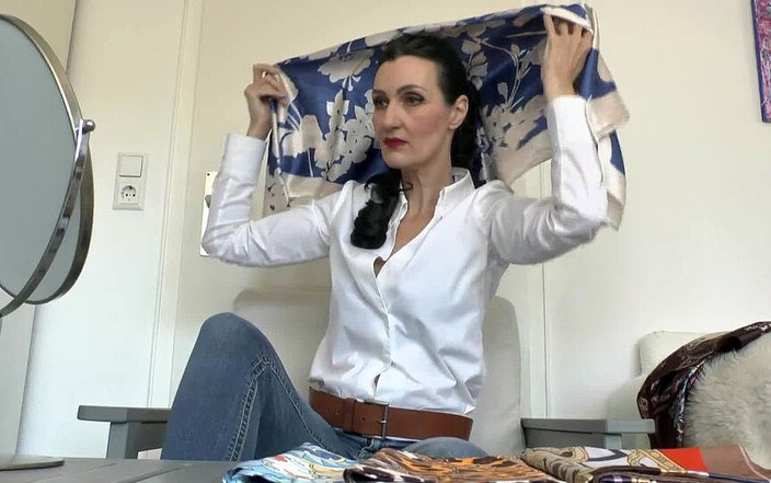 Lady Victoria Valente: 5 nuevos pañuelos de satén para un traje casual