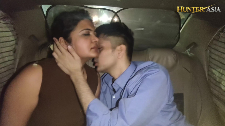 hunter Asia: Fiesta De Sexo Con India MILF En Coche