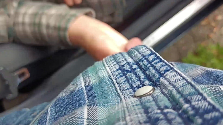 Mike Vonberg: प्रतीक्षा करते हुए, मेरी प्रेमिका पार्किंग में मेरे लंड के साथ खेलती है