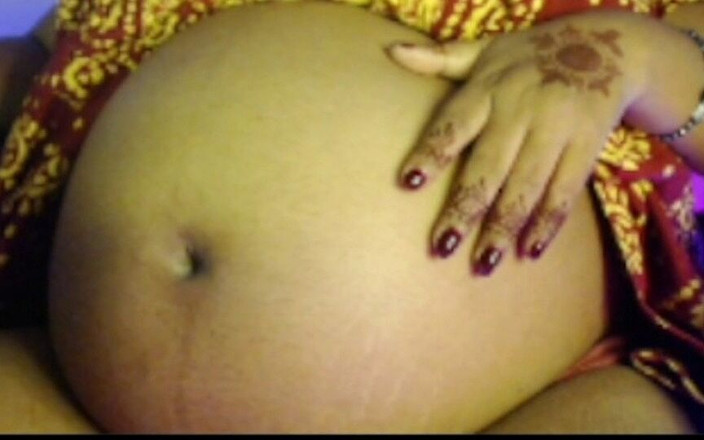 Erotic hot girl: Une Femme Enceinte Joue Avec Un Gros Ventre Court.