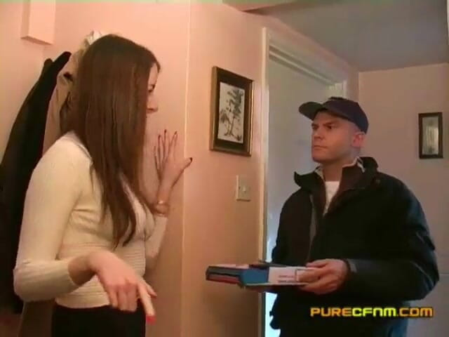 Pure CFNM: Chlapec s pizzou