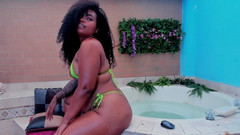 Brunette ivy: Sensuale danza in bikini nella jacuzzi