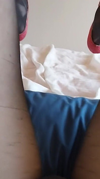Sissygasme manis dalam skirt comel, seluar dalam, ketat & tumit