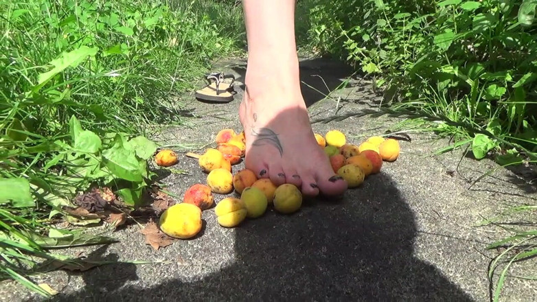 Goddess Misha Goldy: I will feed you from my feets &amp; toes! Apricots crush...