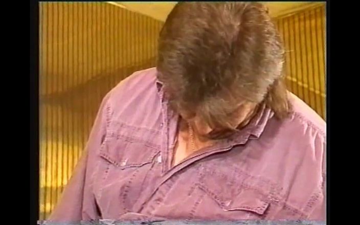 Old PIGS XXX: Två vintage bystiga MILFs med hårig fitta knullad och kom...