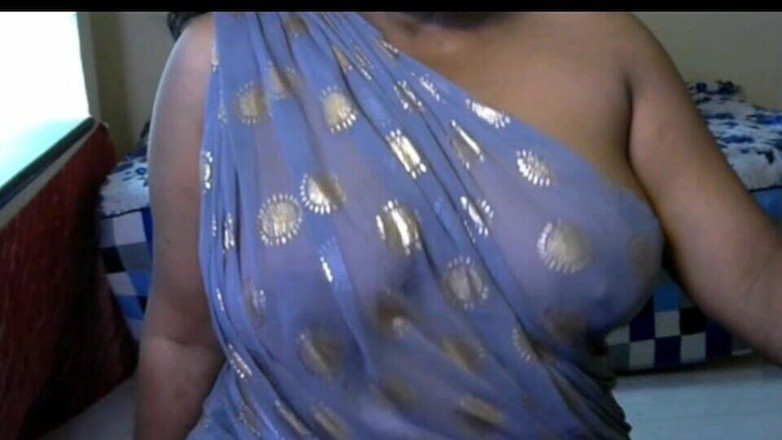 Erotic hot girl: Stora bröst het Desi -tjej visar sina bröst genom att ta...