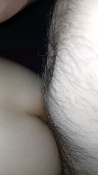 Asyalı amatör sıkı göt deliğini siktiriyor
