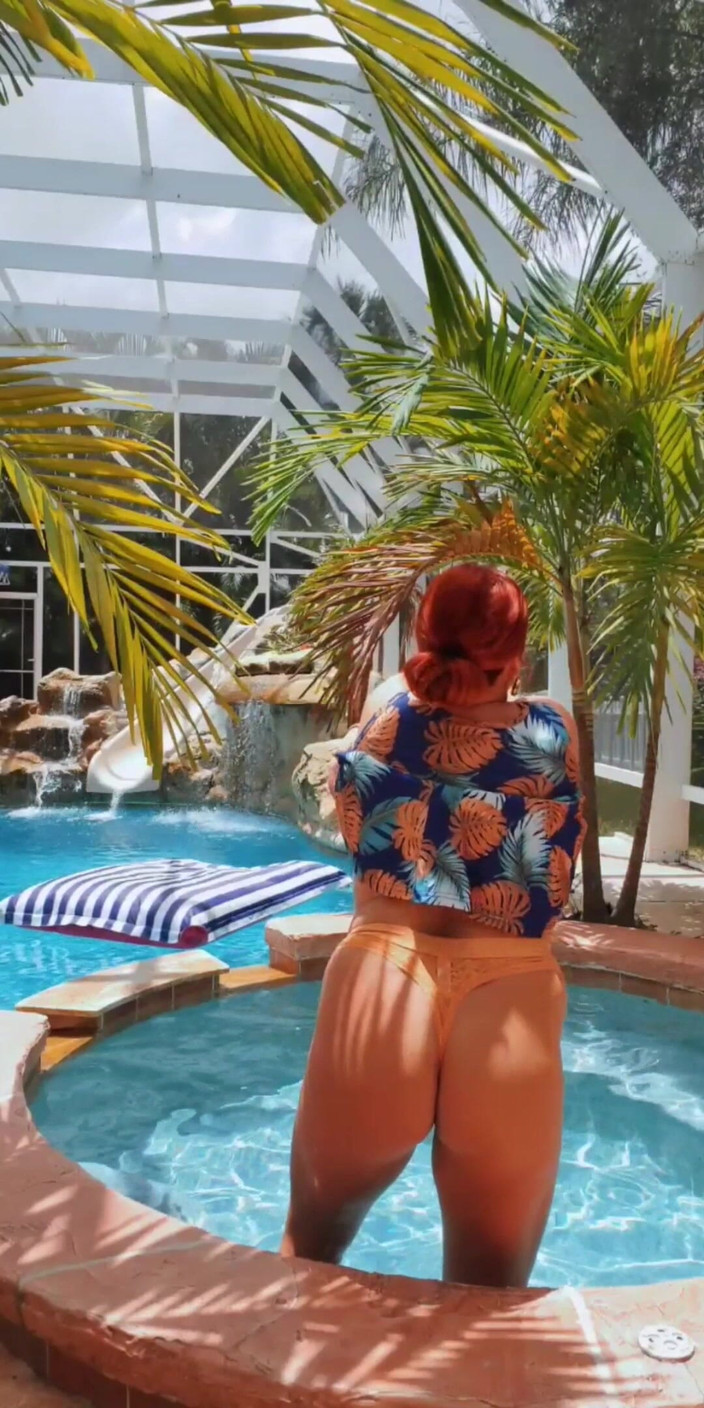 Annabelle Rogers: Oggi ho nuotato nuda nella mia piscina. Che cosa hai...