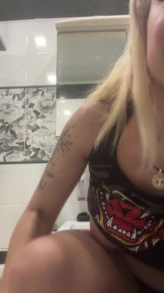 LarisaCum: Je veux me baiser dans différentes positions, je m’allonge les...