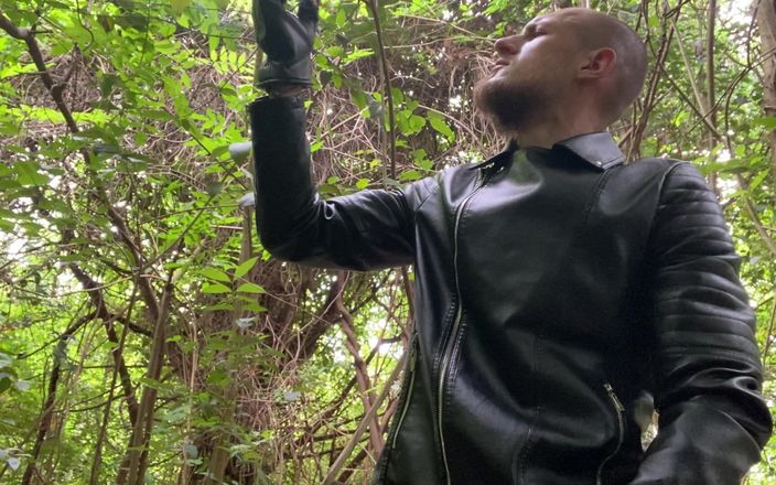 Hunky time: Une dominatrice en cuir fume une cigarette