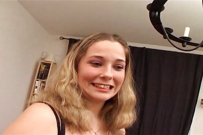 Monde Francais: Roztomilá francouzská teenagerka si užívá čůráka v zadku