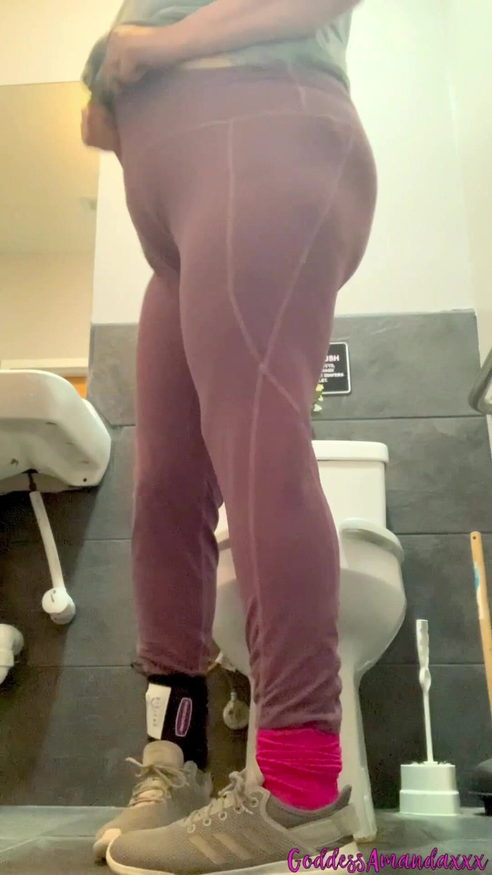 Goddess Amanda: Sembah pepek dewi saya kencing, pantat dan kaki