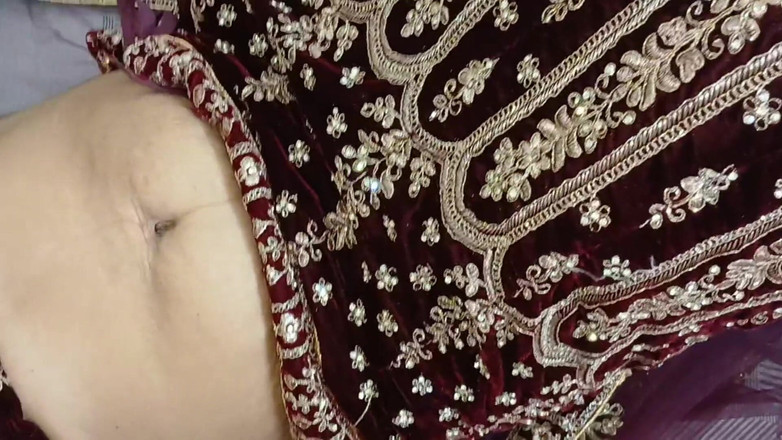 Apple Porn: Un couple de jeunes mariés desi baise pour la première...