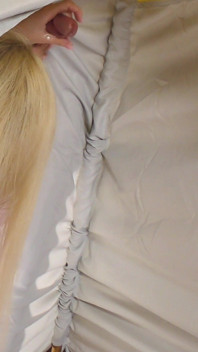 La blonde la plus sexy incroyablement belle a une tente avec un glory hole et pendant qu’elle aime son thé, elle aime se faire éjaculer sur les jambes