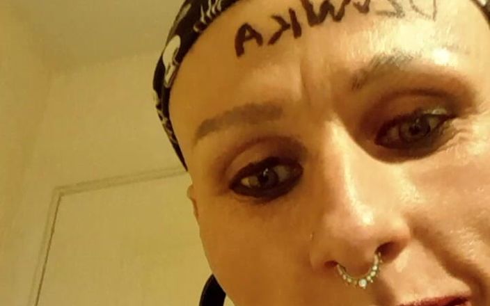 Nora Foes: Dziwka. Une salope bronzée danse
