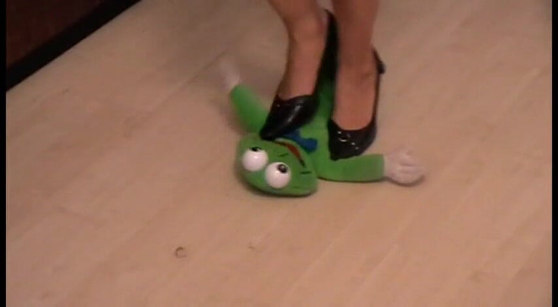Foot Girls: 粉碎一个娃娃