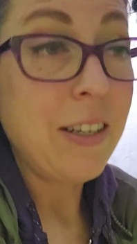 Chcaní stromem s ženskou zařízení na močení