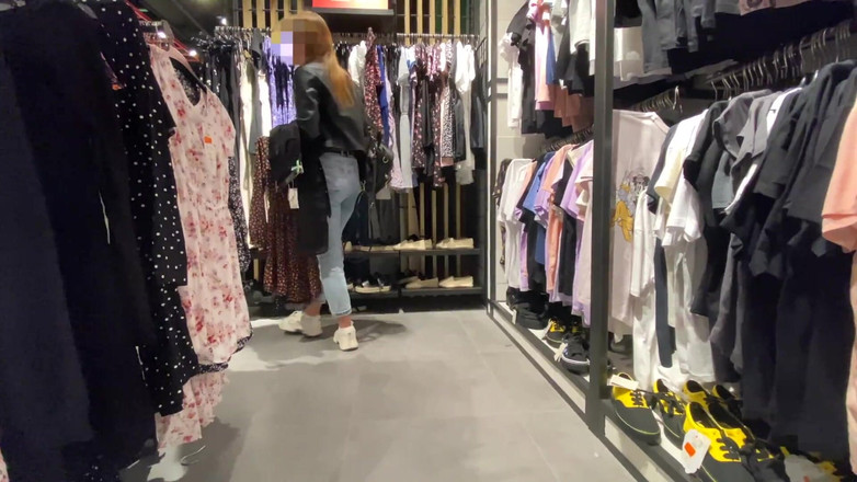 Addy Broke: Gadis itu mengerjakan pembelian langsung di ruang ganti