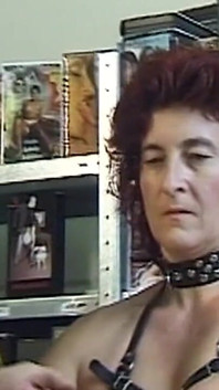 Procace rossa miLF legata e dildo scopata in profondità
