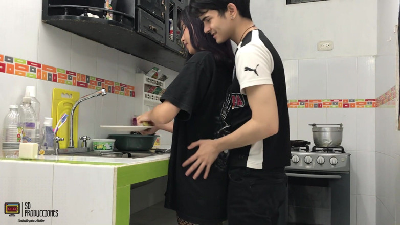 MAFELAGO: Je trouve ma demi-sœur excitée dans la cuisine - porno en...