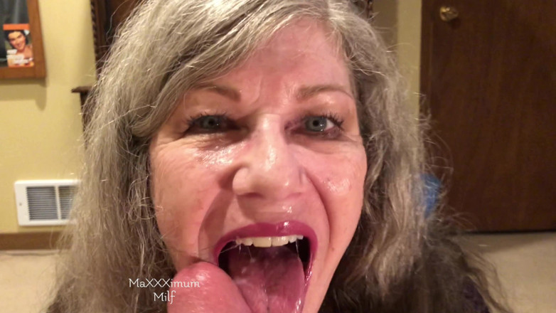 MaXXXimumMilf: Blowjob panas matang seksi dan menelan semasa menunggang dildo! Maxxximummilf