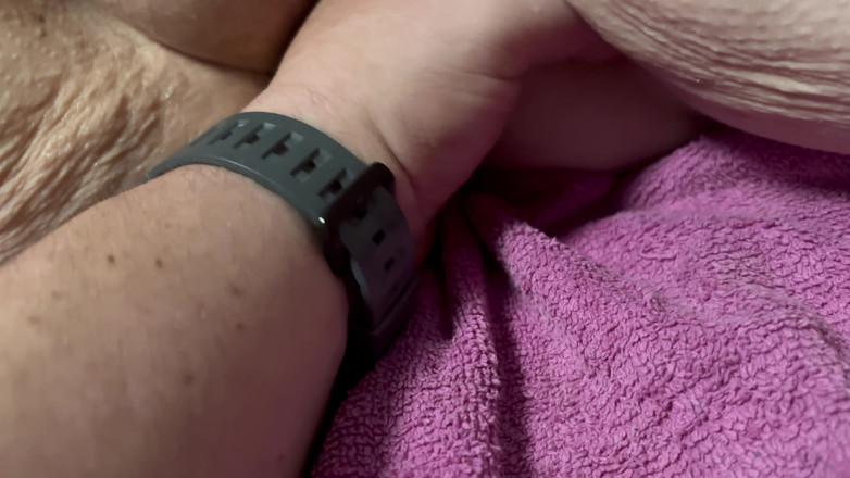 papiSwolio86: 通过插入振动假阳具深而猛地操。高潮多次，最后喷射高潮