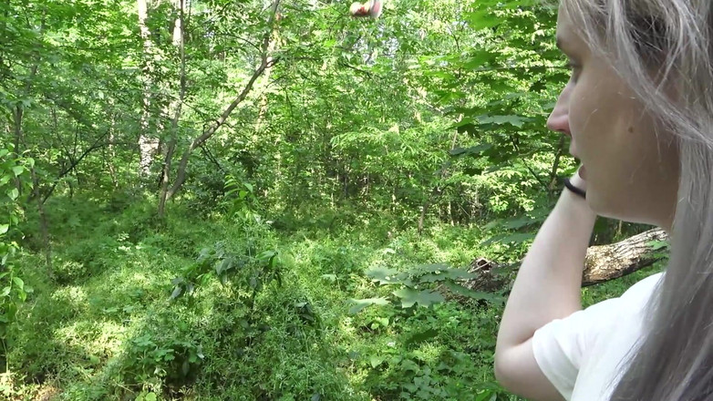 MertyXXX: Kirli kız parkta çöp atıyor ve işiyor