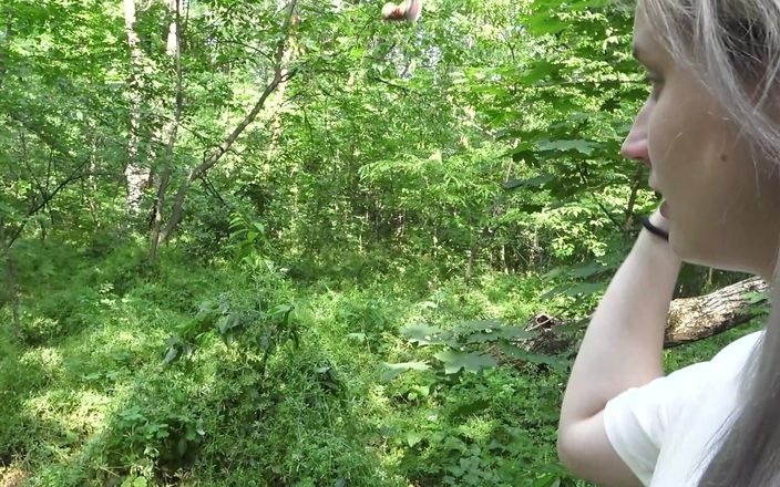 MertyXXX: Грязная девушка мусорит и мочится в парке