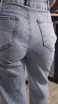 Милфа-секретарша в высоких вайст-джинсах соблазняет ее красивую жопу