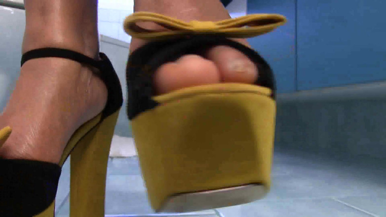 Foot Girls: Solo shoes play with ebony slut in bathroom